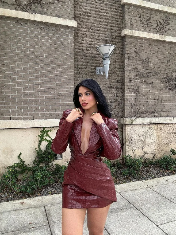 Женское мини-платье с глубоким V-образным вырезом и красной решеткой