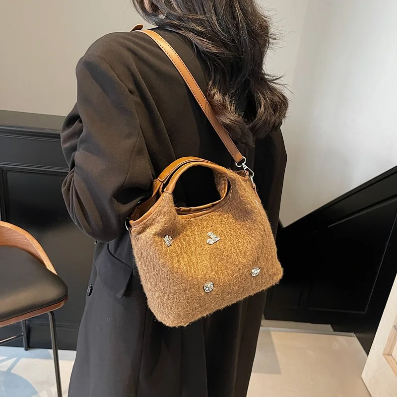 Niche Woolen Bag Women's 2024 New Autumn and Winter Versatile Messenger Fashionable Portable Bucket