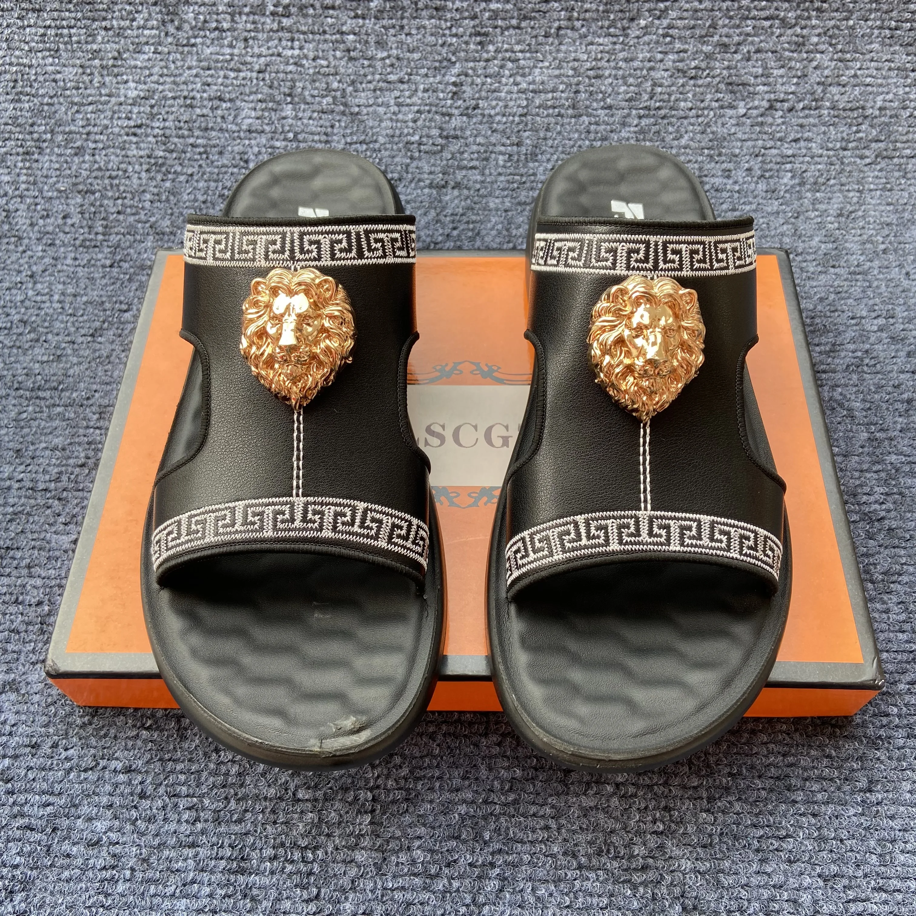 Фото Оригинальные дизайнерские шлепанцы Lion Head Brand, черные тапочки для мужчин, продажа обуви для дома и улицы, мужские шлепанцы. №3