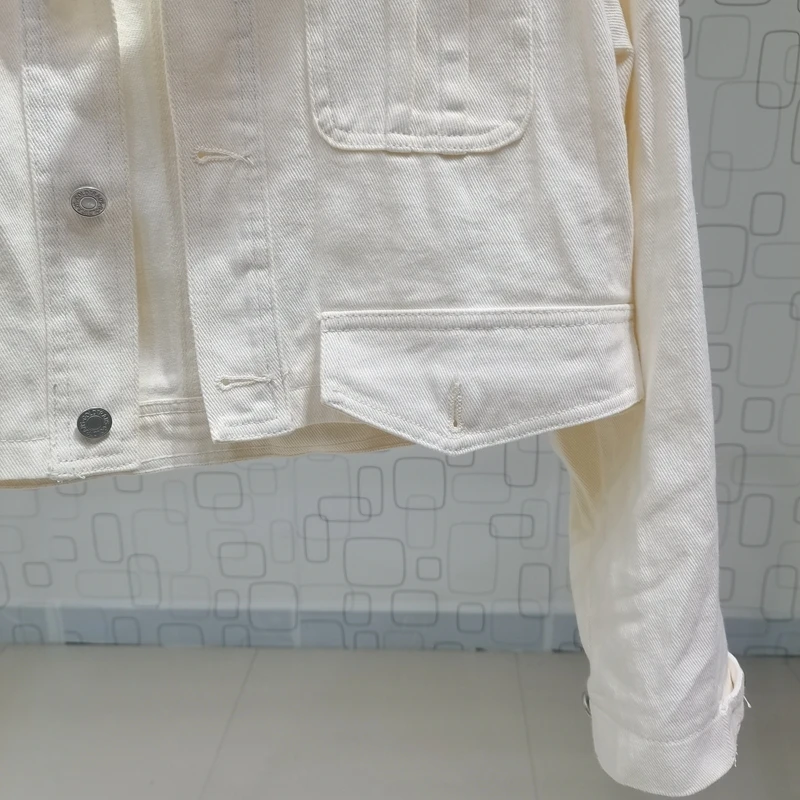 Весенне-осенняя женская белая короткая джинсовая куртка с несколькими карманами