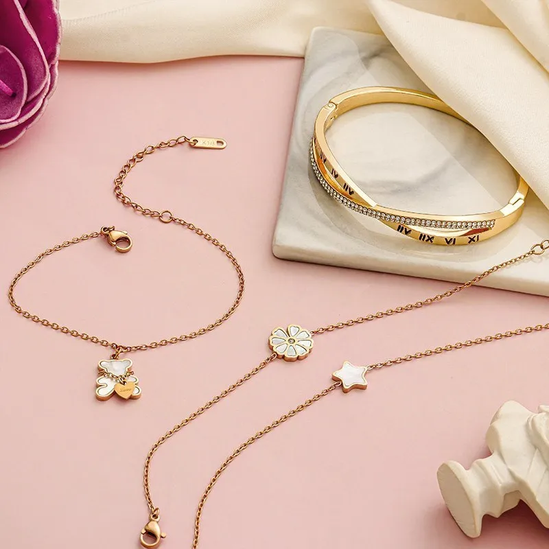 

Statement Stainless Steel Gold Bracelet for Women Flowers Star Little Bear Chain Bracelets On Hand Designed 2023 Fashion Jewelry