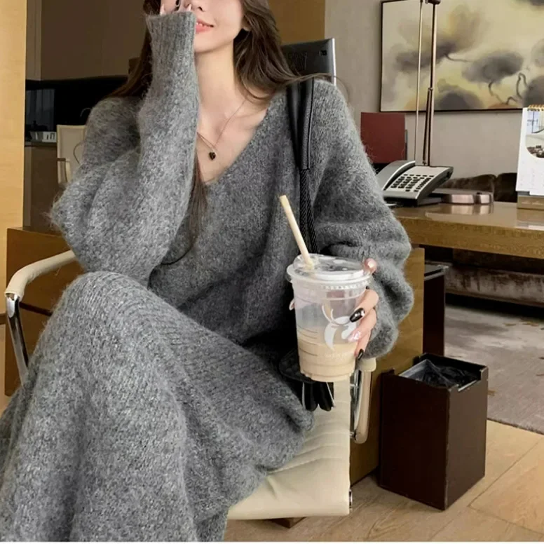 Женское длинное свободное трикотажное платье-свитер с V-образным вырезом