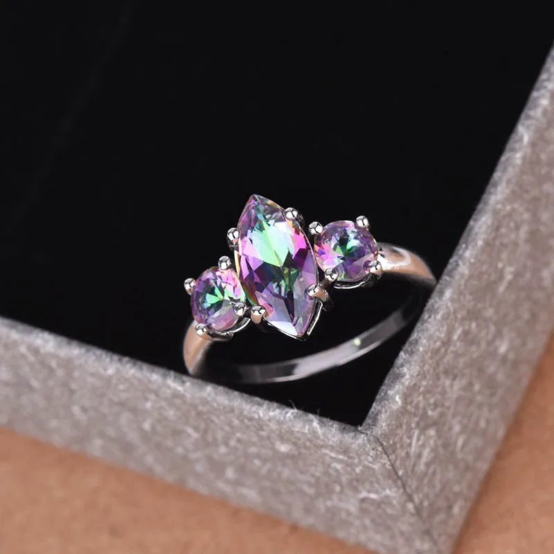 

Кольцо из серебра 925 пробы с тремя бриллиантами и топазом семи цветов