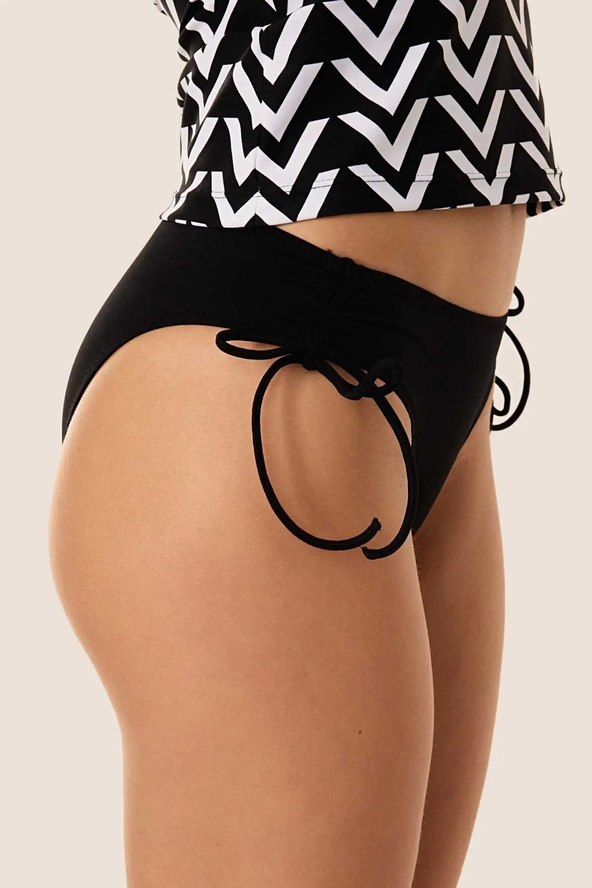 Рисунок 4 - Женский черный монокини с узором