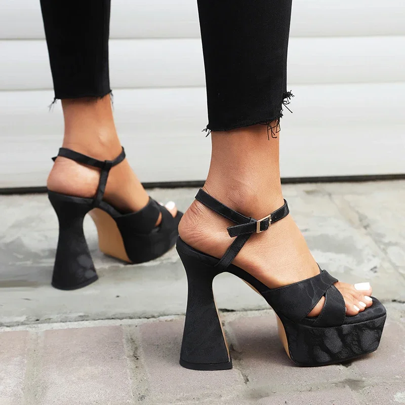 Ультра-высокопрофильный каблук с чашкой вина матовый поплавок полые сандалии