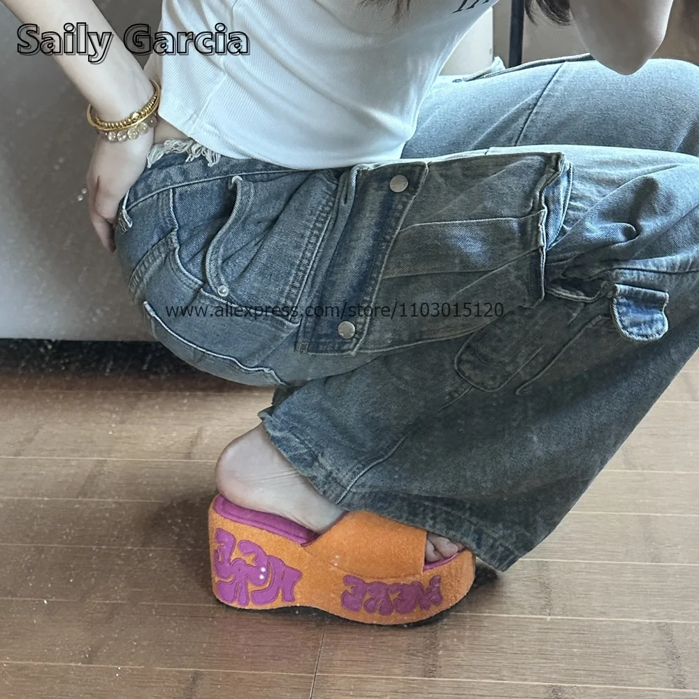 Шлепанцы на танкетке с открытым носком уличные тапочки ремешком для одно слово