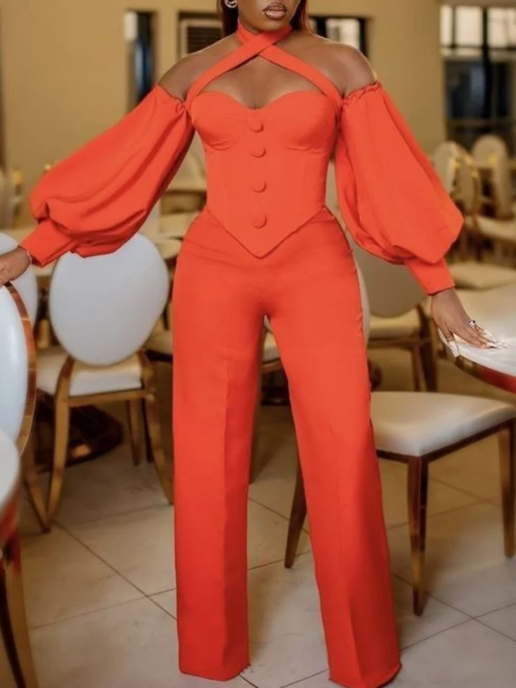 

Простые комбинезоны на пуговицах с лямкой на шее и широкими штанинами