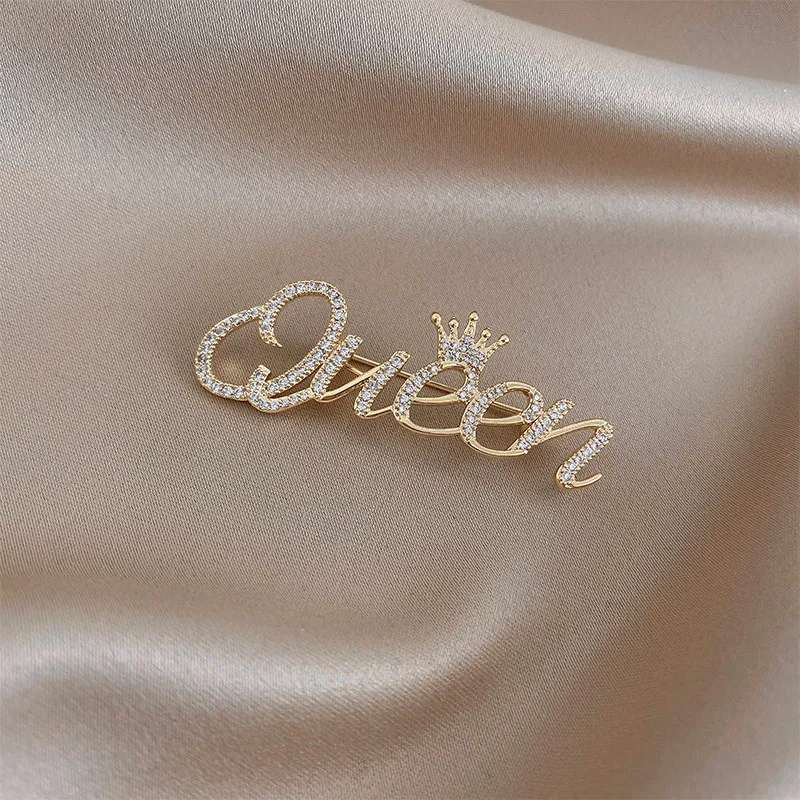 

Korea Fashion Vintage Letter Brooches Pins Metal Gold Color Color Women Sweater Suit Brooch Party Jewelry Accessories