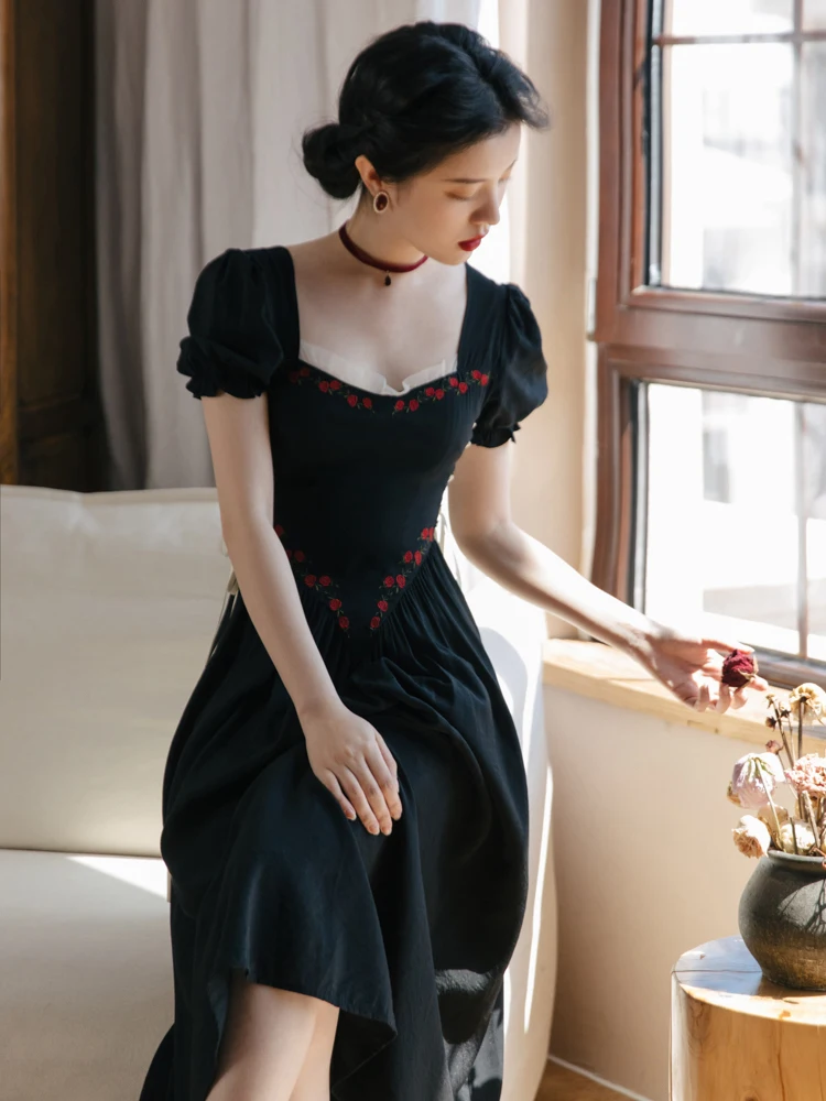 Женское винтажное платье с вышивкой черное облегающее рукавами-фонариками и