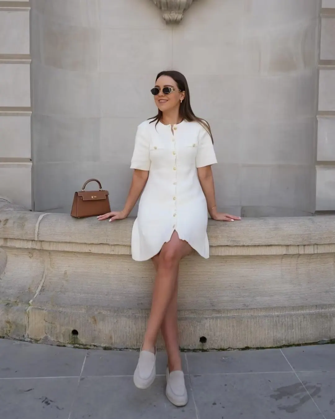 Женское трикотажное платье с коротким рукавом на пуговицах