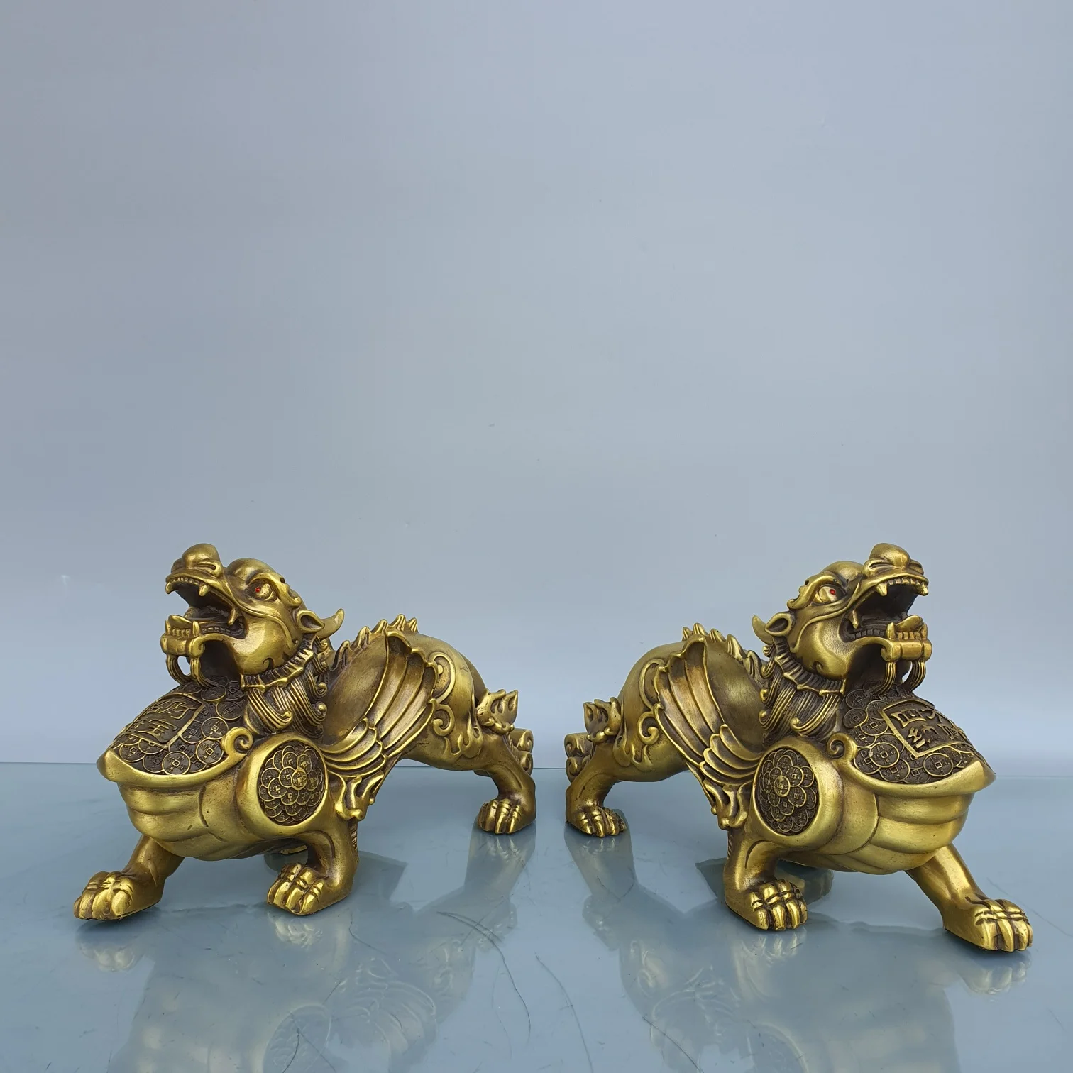 

A pair of pure copper pixiu ornaments gathered in the living room