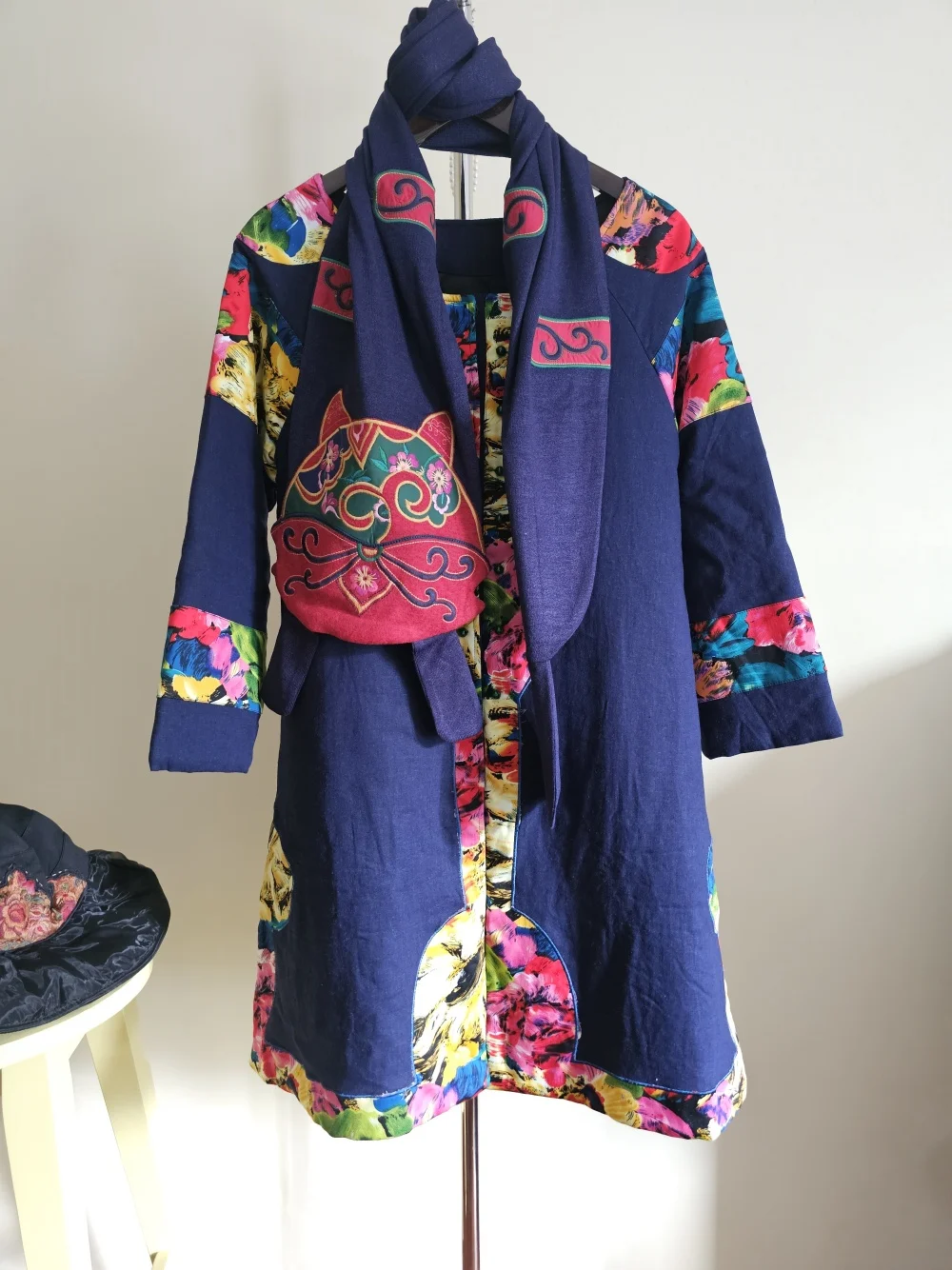 Женская зимняя куртка в национальном стиле темно-синие парки с вышивкой и