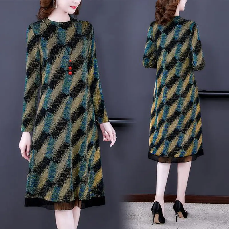 Женское шелковое платье с круглым вырезом