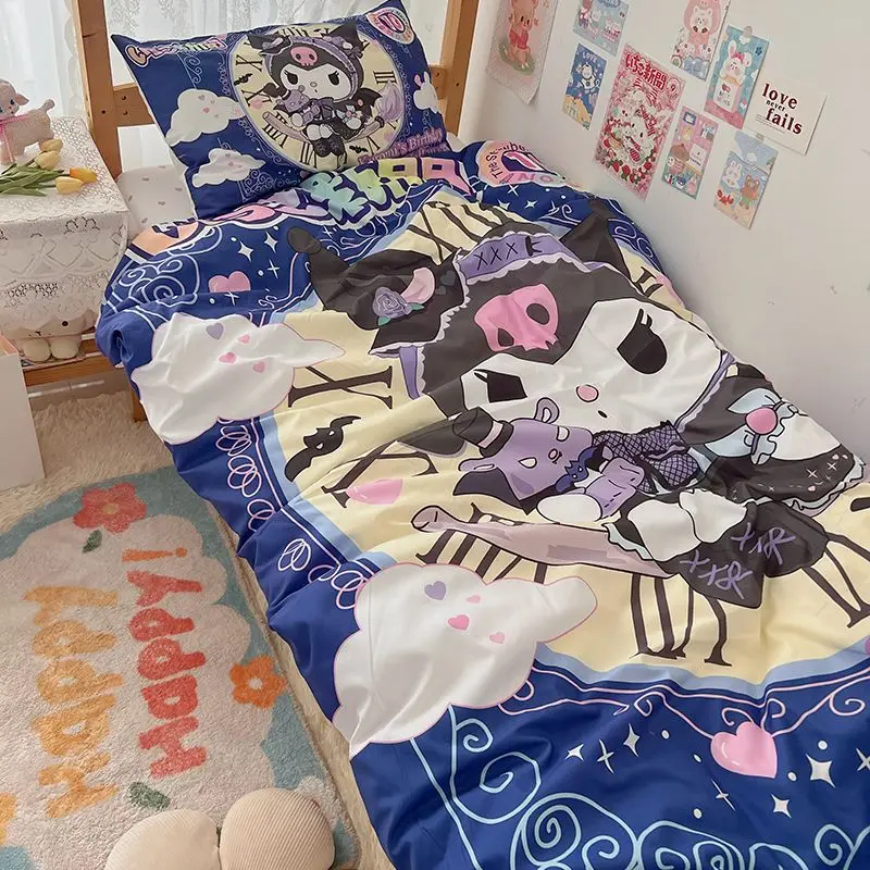 

Постельное белье Sanrio из серии аниме Kuromi, комплект из трех предметов с мультипликационным рисунком, наволочка для студенческого общежития, простыня, покрывало, постельное белье, подарок на день рождения
