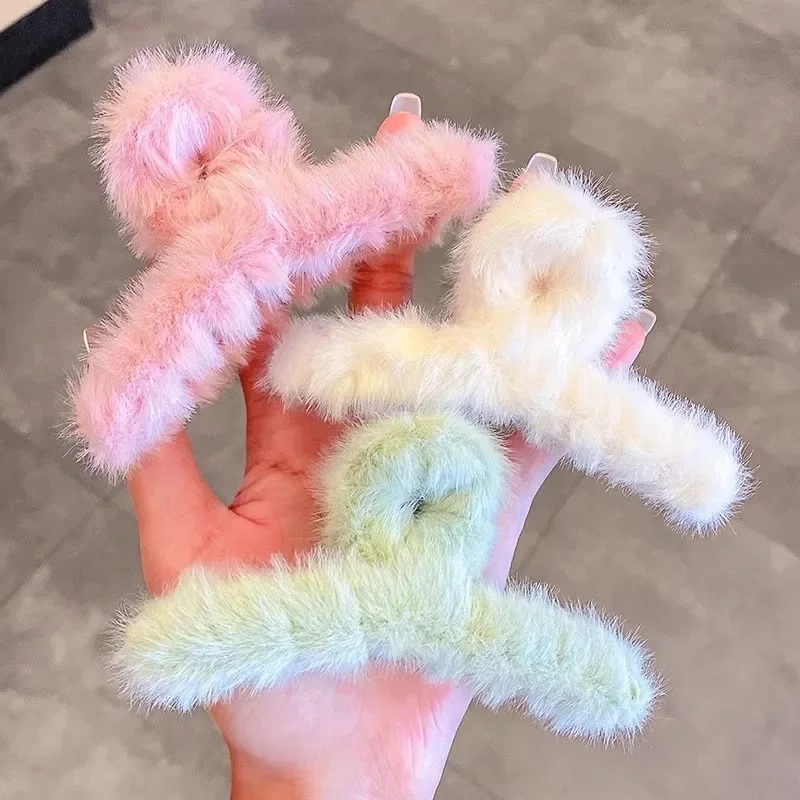 Рисунок 4 - Женская плюшевая заколка для волос на осень и зиму