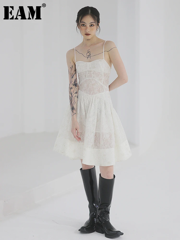 

[EAM] Women White Lace Pleated Eleagnt Spaghetti Strap Dress New Sleeveless Loose Fit Fashion Tide Spring Summer 2023 1DF0741