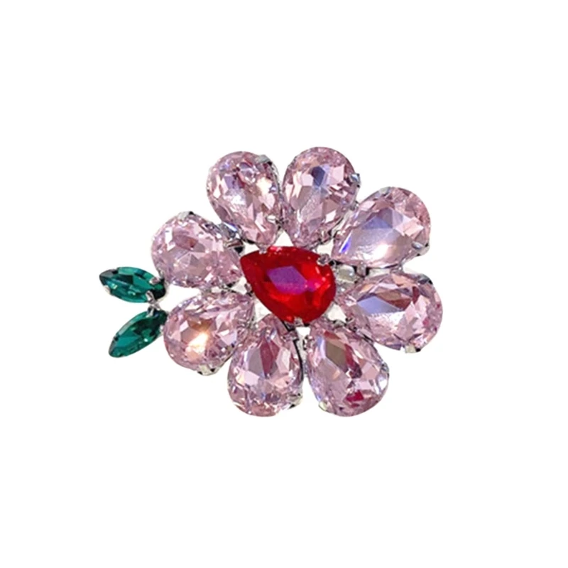 Кольцо сладкого карамельного цвета с преувеличенными кристаллами и большими