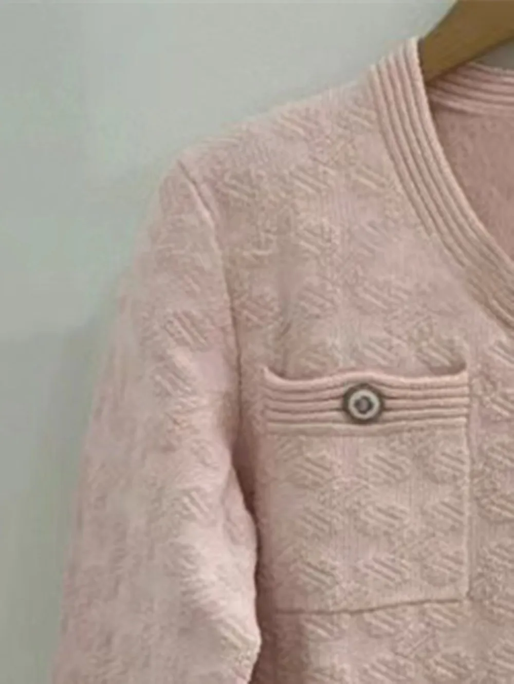 

2023 Early Spring Ladies Pink Flocked Jacquard Cardigan Coat Lady Elegant Multi-Pocket V-Neck Single-Breasted Jacket