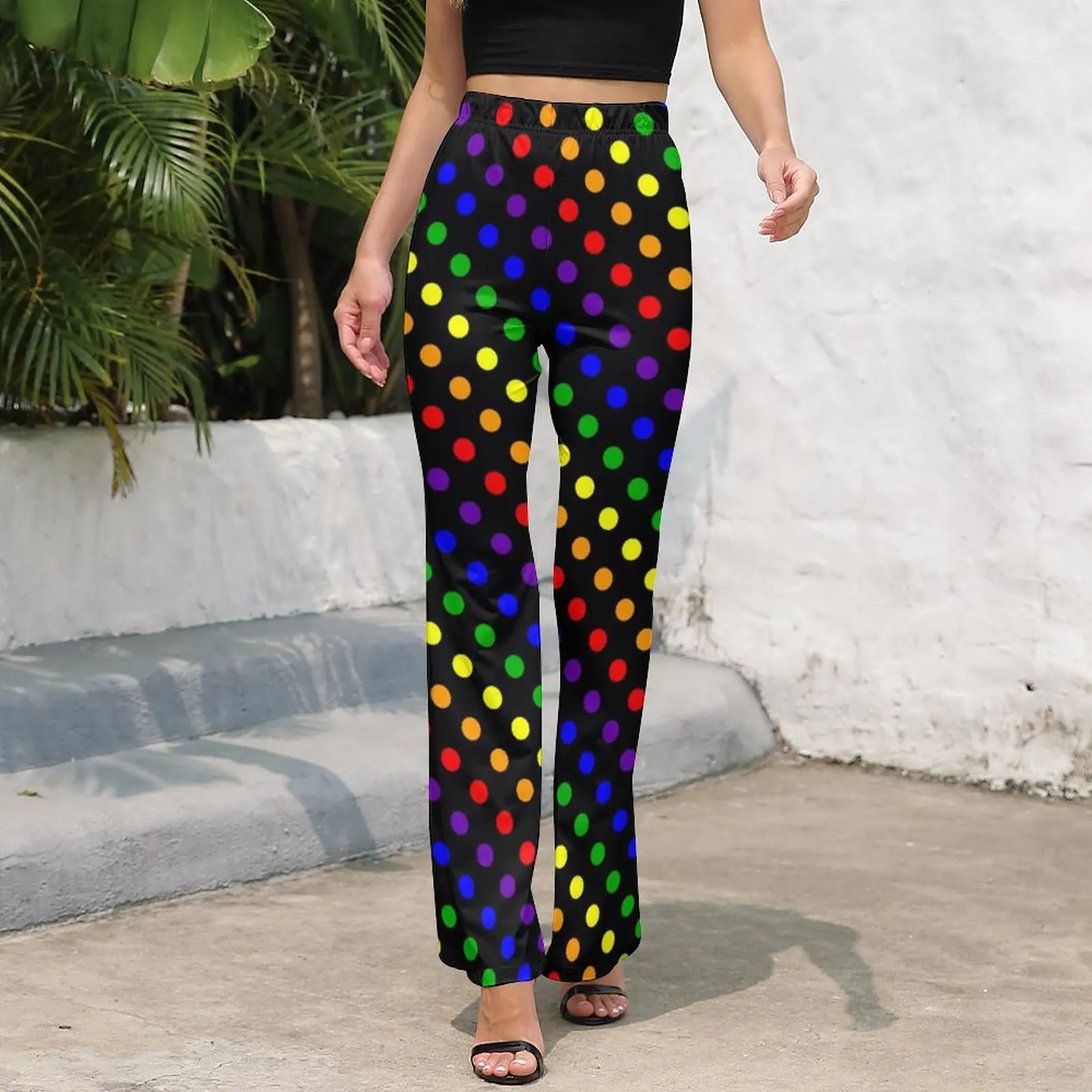 Яркие брюки-клеш в горошек с завышенной талией |