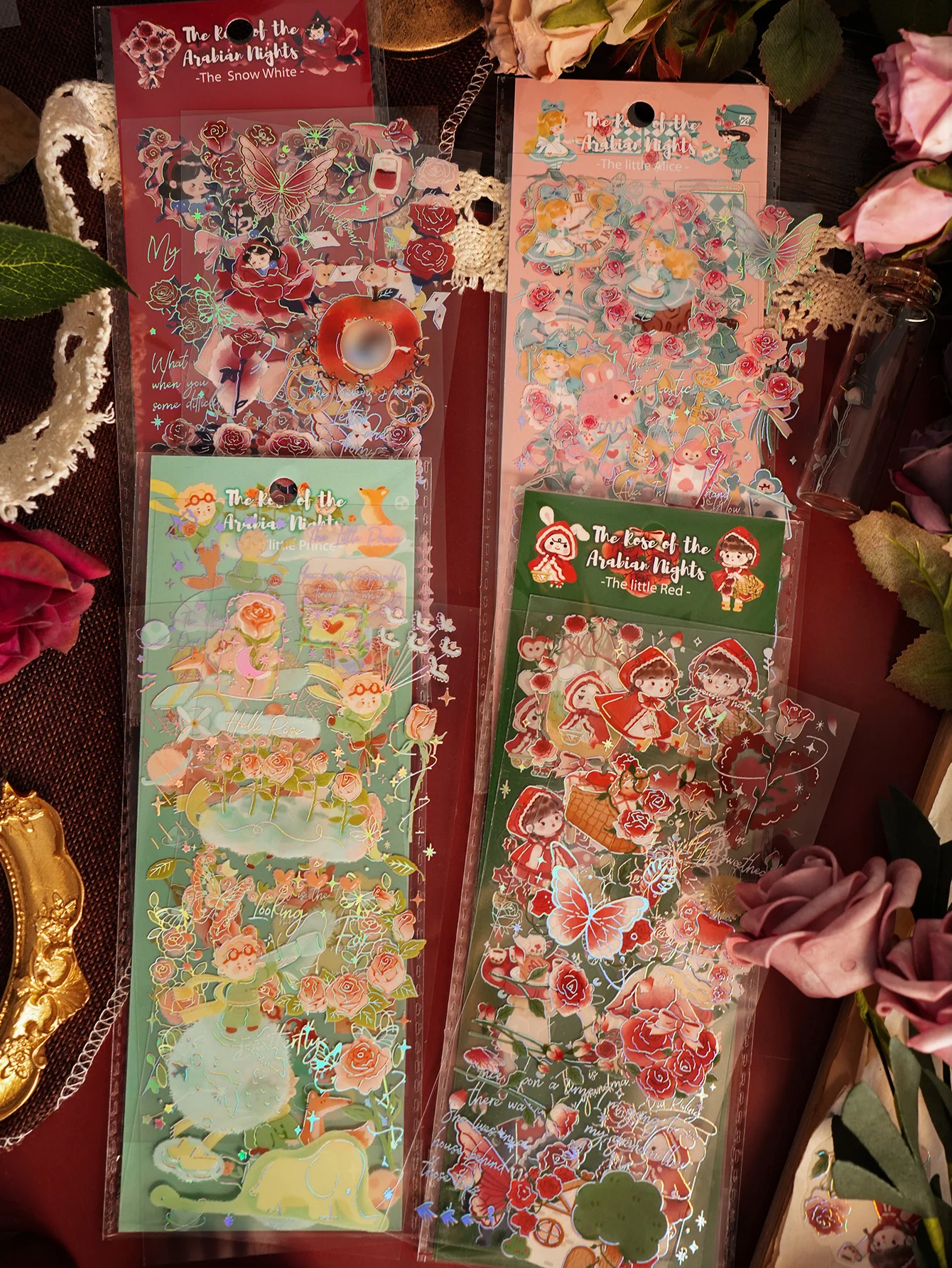 3 шт. Набор наклеек на тему сказки Белоснежки красного цвета