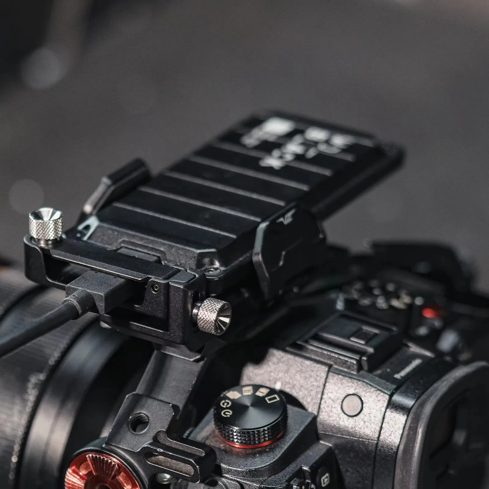 Фото TILTA TA-USDH2-B Универсальный держатель SSD-накопителя V2, черный для Tilta Cage/Samsung T5/T7/SalonDisk E61/E81 и т. д. №5