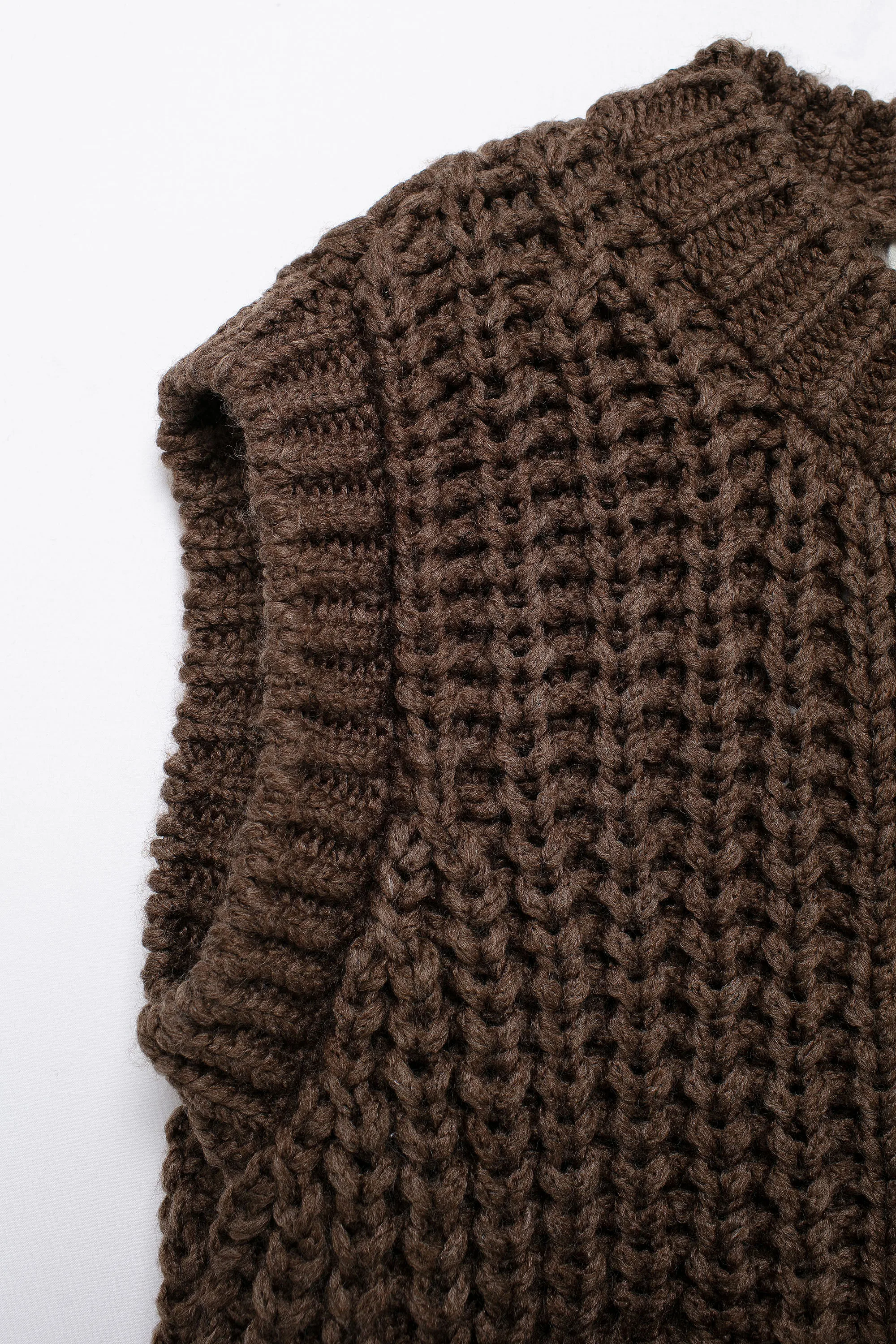 Позолоченный вязаный жилет без рукавов с круглым вырезом массивный