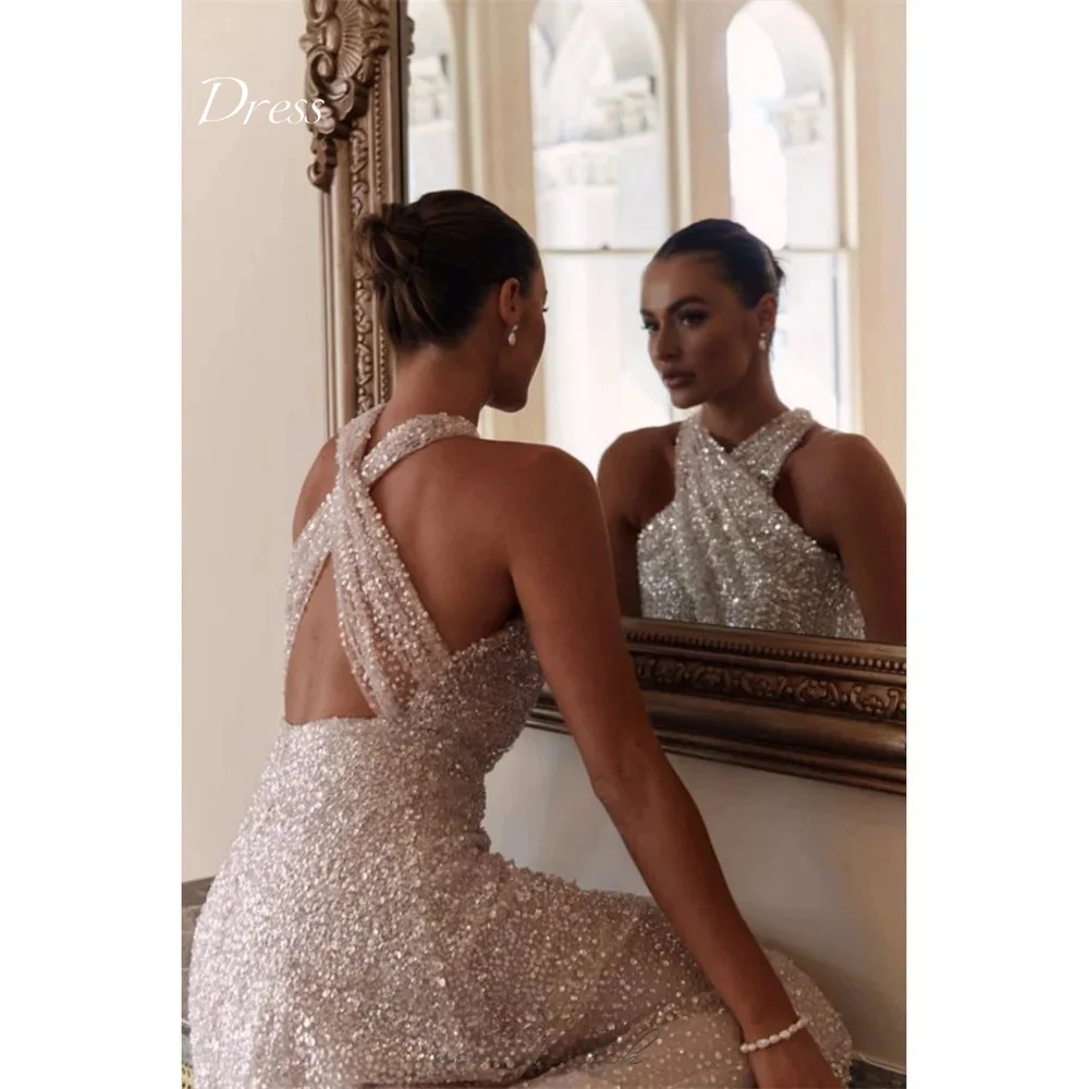 Женское вечернее платье с открытой спиной без рукавов и лямкой на шее