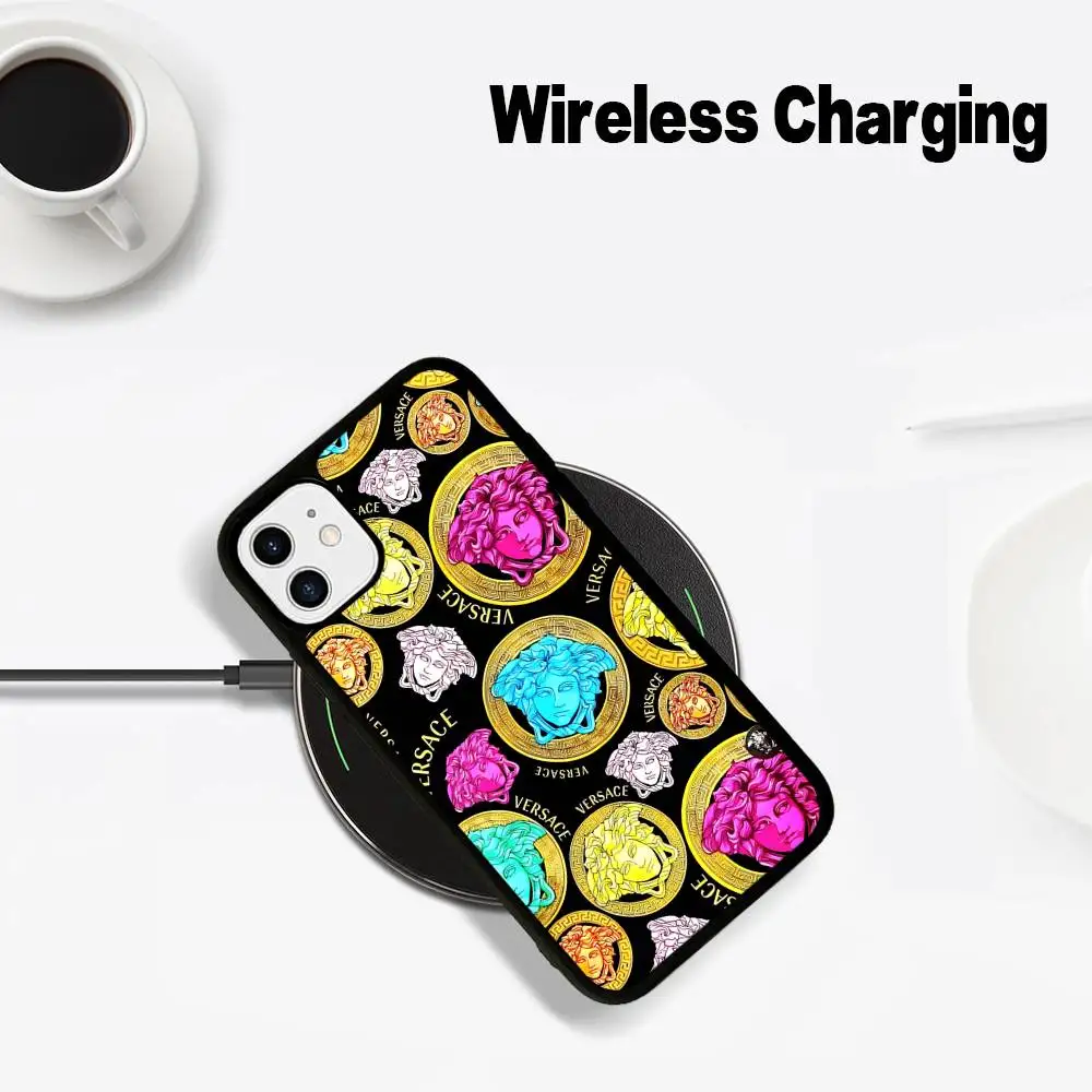 Фото Модный и роскошный чехол для телефона V-Versace для iPhone 17 Air 16 15 14 13 12 11 Pro Max Plus с поддержкой беспроводной зарядки Magsafe. №4