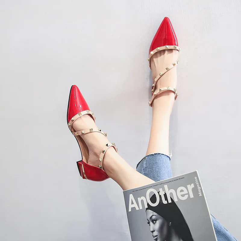 

Женские босоножки с заклепками, универсальные туфли большого размера на толстом каблуке, с острым носком и пряжкой, туфли на среднем каблук...