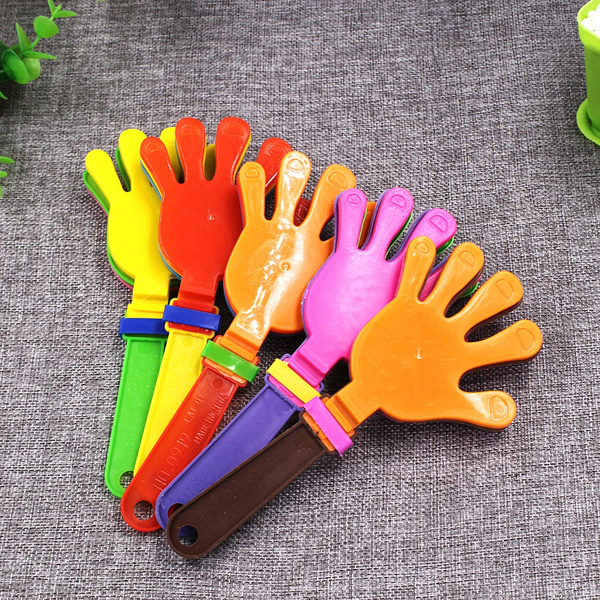

20pcs New Years Noise Makers Noise Makers Party Favors Funny Hands Clap Cheer Prop Plam Hand Clappers Noisemakers