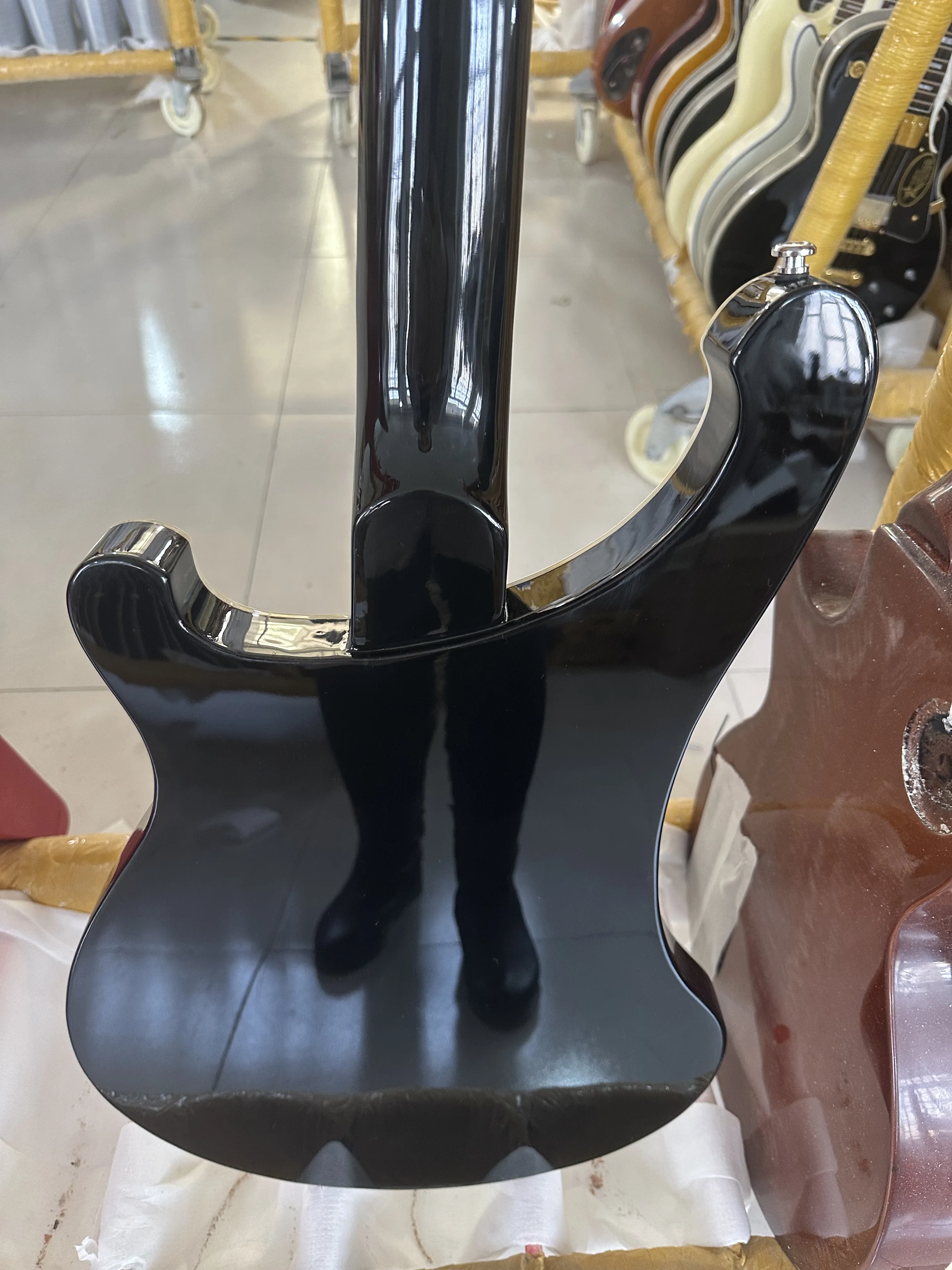 Ricken 4003 бас-гитара с подкладкой черный цвет хромированная фурнитура высокое