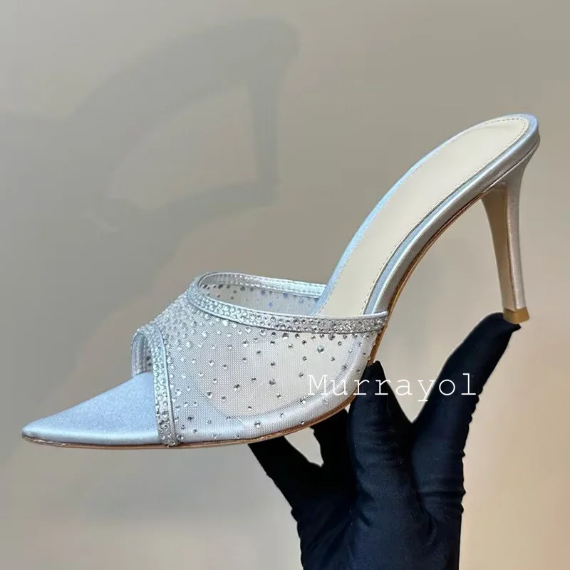 Новые сандалии на тонком высоком каблуке с острым носком и сетчатым ремешком