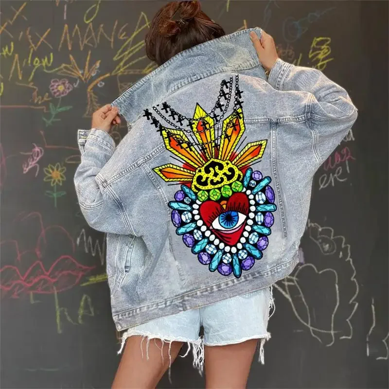 Рисунок 3 - Женская джинсовая куртка с длинным рукавом и принтом