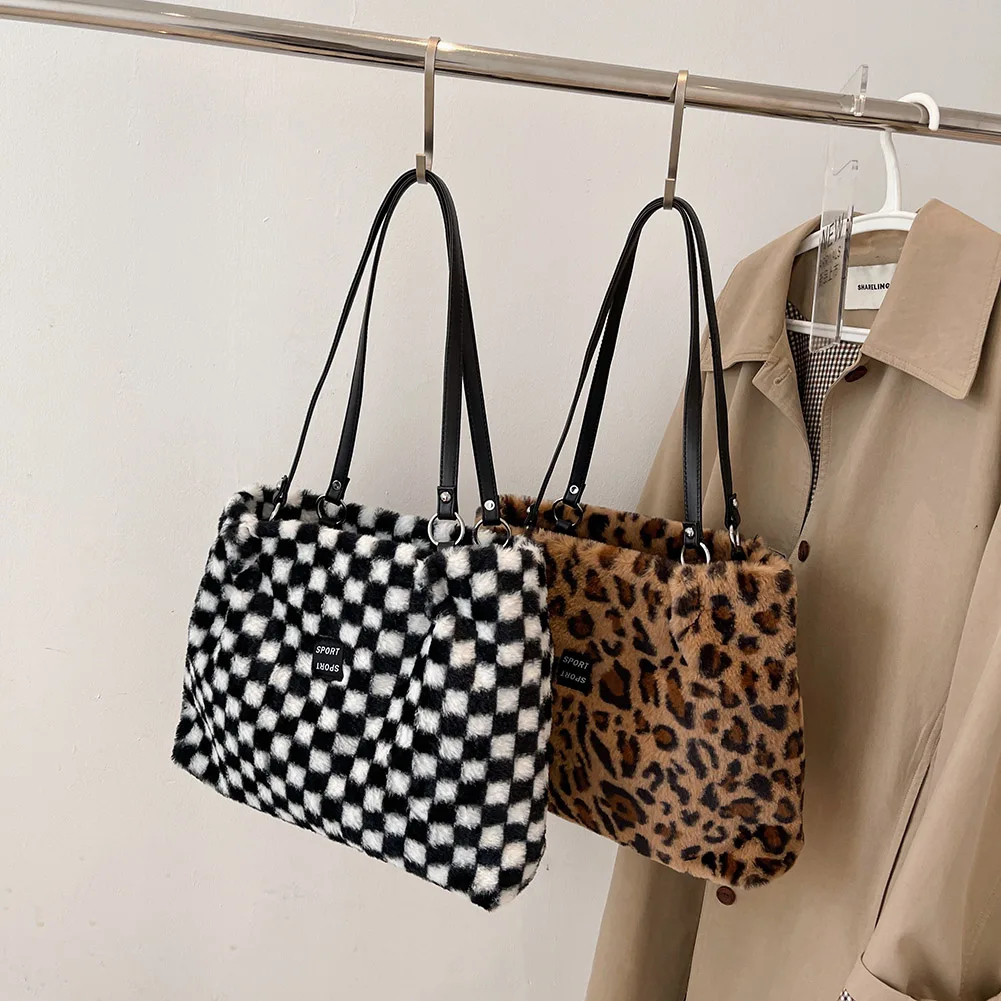 

Плюшевая Шахматная дизайнерская сумка с надписью, зимняя мягкая меховая пушистая сумка через плечо, большая сумка для покупок, сумки для по...