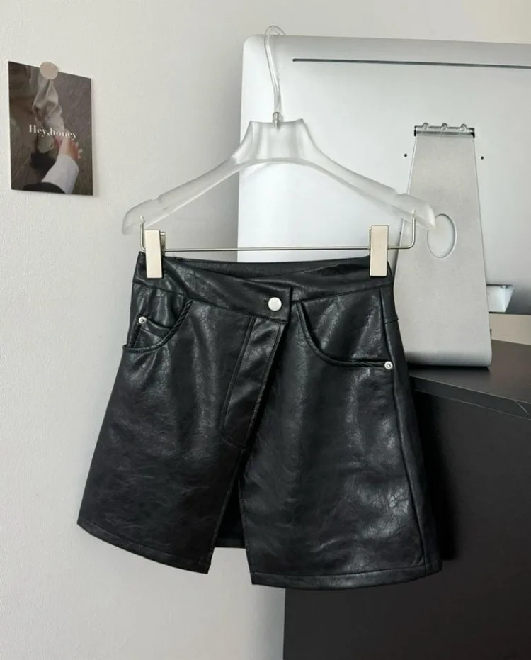 Футболка в полоску с косым воротником и открытыми плечами + облегающая кожаная