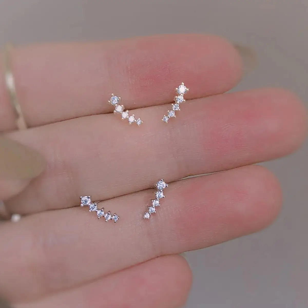 Серебристые серьги-гвоздики с метеоритами