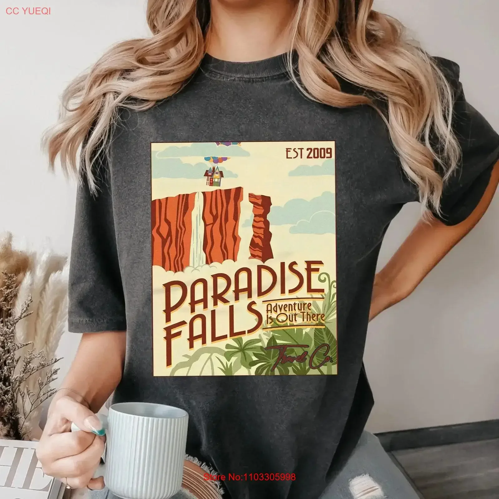 Фото Футболка Up Paradise Falls Est 2009 с принтом Carl and Ellie Adventure is Out There House Balloons, винтажная, в стиле стритвир, универсальная. №1