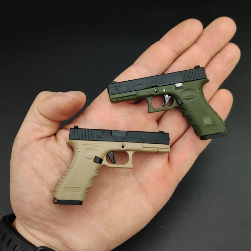 

Portable Gun Model Keychain Pistol Shape Keychain Mini Metal Desert Eagle Shell Ejection Free Assembly KeyChain Backpack Pendant