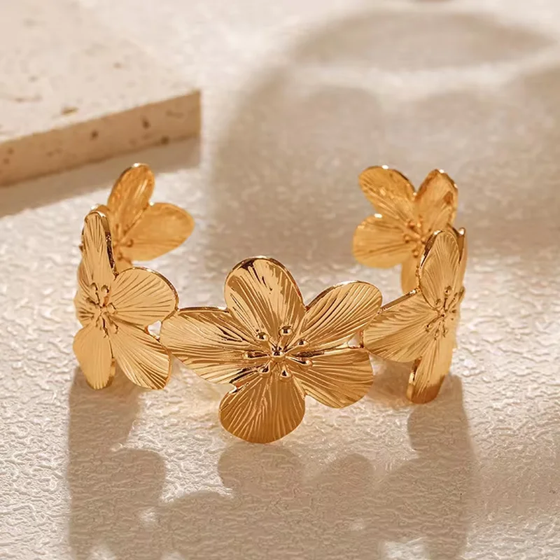 Браслет-манжета с бабочкой и цветком золотого цвета