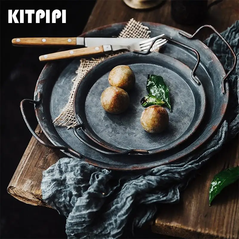 

2022 New Retro Metal Plate With Handle Handcrafted Restaurant Garden Round Decoration Tray Bread Storage Wrought Home Vinta X3f2