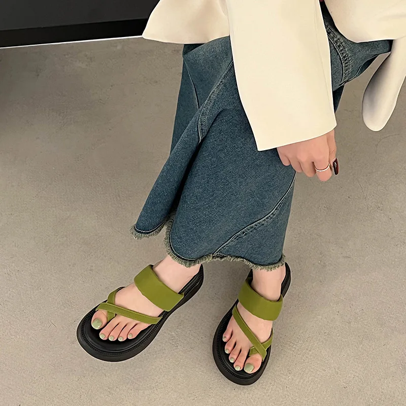 

Пляжные тапочки на толстой подошве для женщин, Новинка лета 2023, высококачественные интернет-красные Модные Черные тапочки, сандалии для женщин