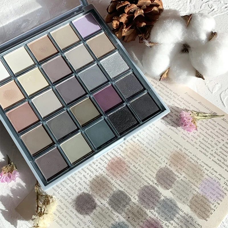 Sweet roses eyeshadows pallete 8 colors. Корейская палетка теней. Корейские палетки. Розовые корейские тени. Палетки для корейского макияжа.