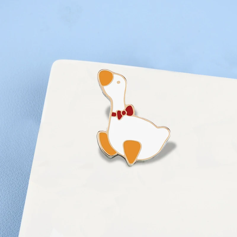 Брошь гордость большой белый гусь с короной эмалированные булавки модные значки