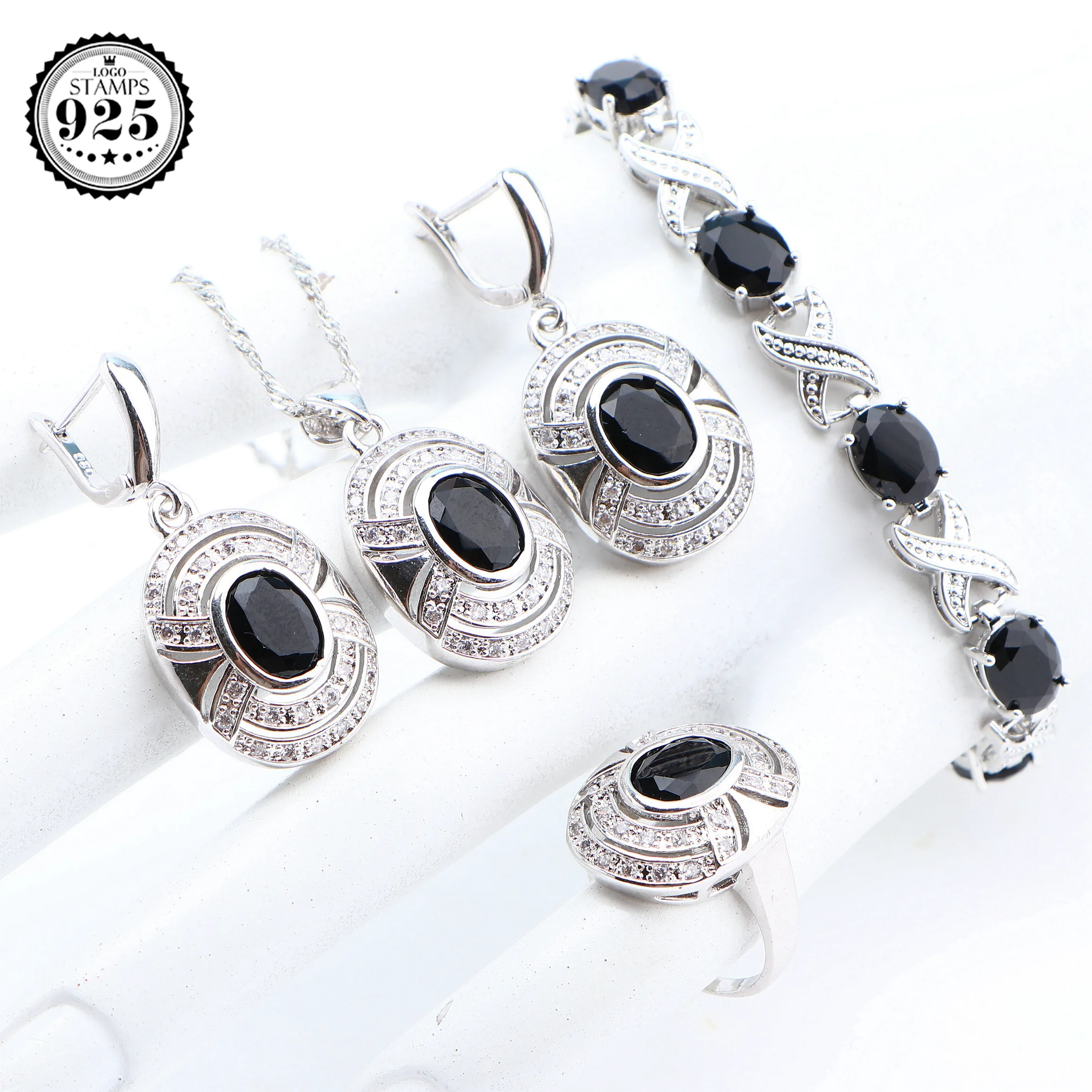 

Женский ювелирный комплект из кольца и браслета, из серебра 925 пробы