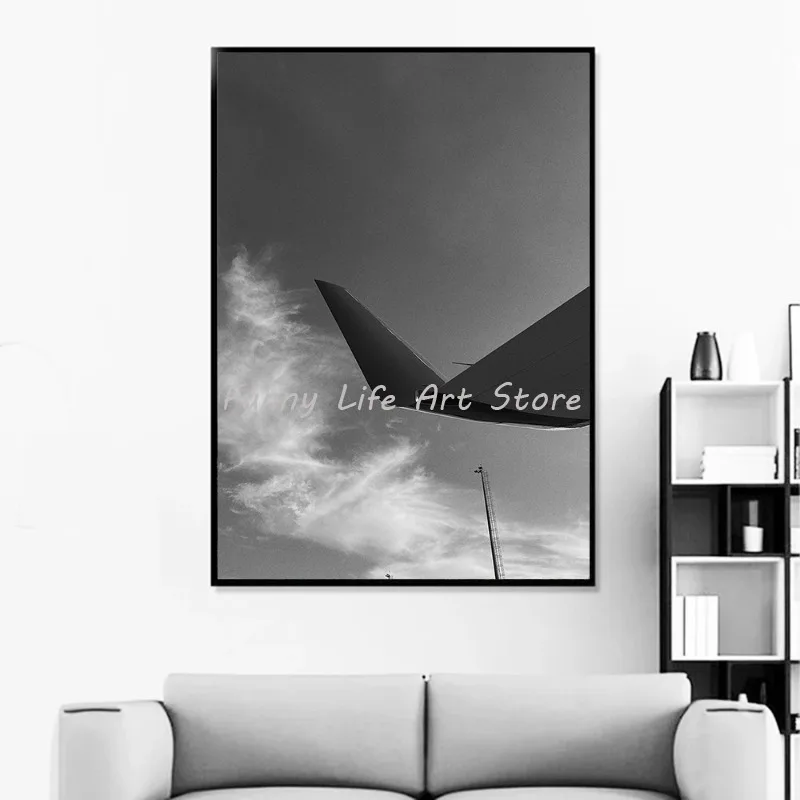 Черно-белый самолет в аэропорту Постер с турбиной Боинг 737 и принты на холсте