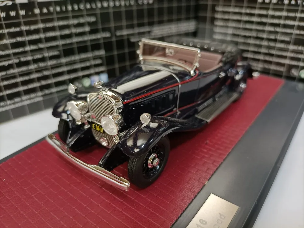 

Модель классического автомобиля из полимерного сплава, 1:43
