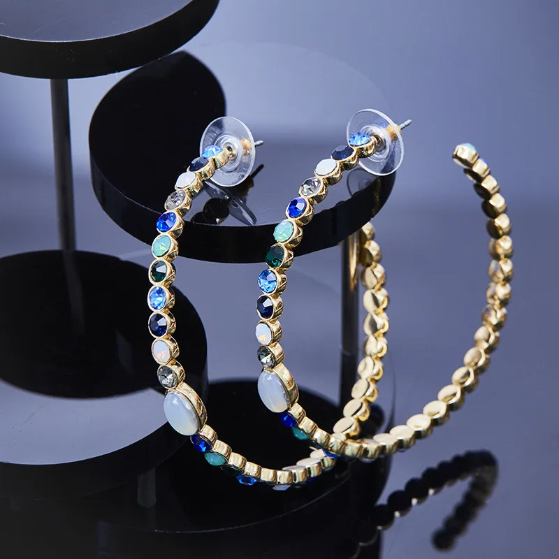 

Элегантные универсальные серьги-кольца с красными бриллиантами