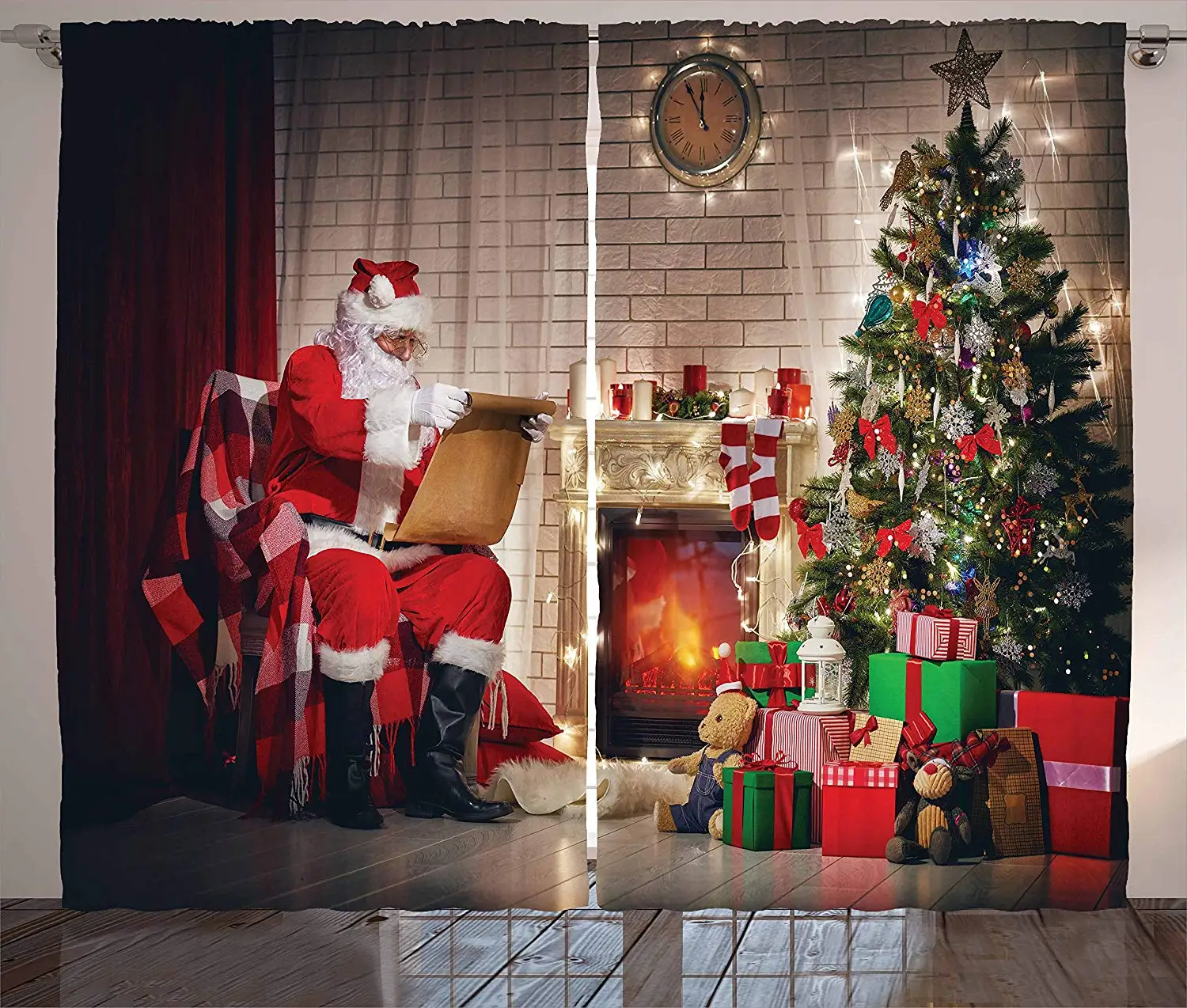 

Cortinas de Papá Noel viejo sentado en casa, noche de Navidad, lectura de una carta, cerca del árbol, sala de estar, ventana