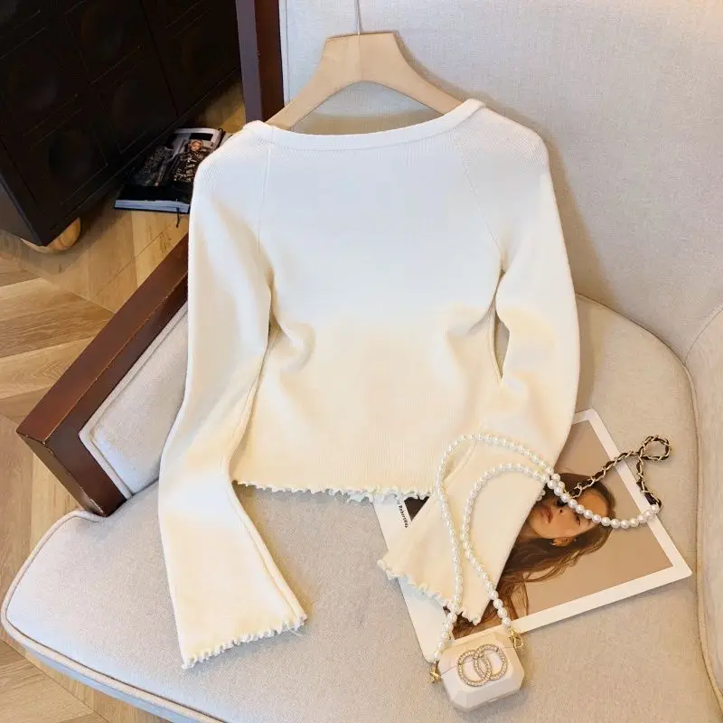 Женский вязаный кардиган с оборками и V-образным вырезом