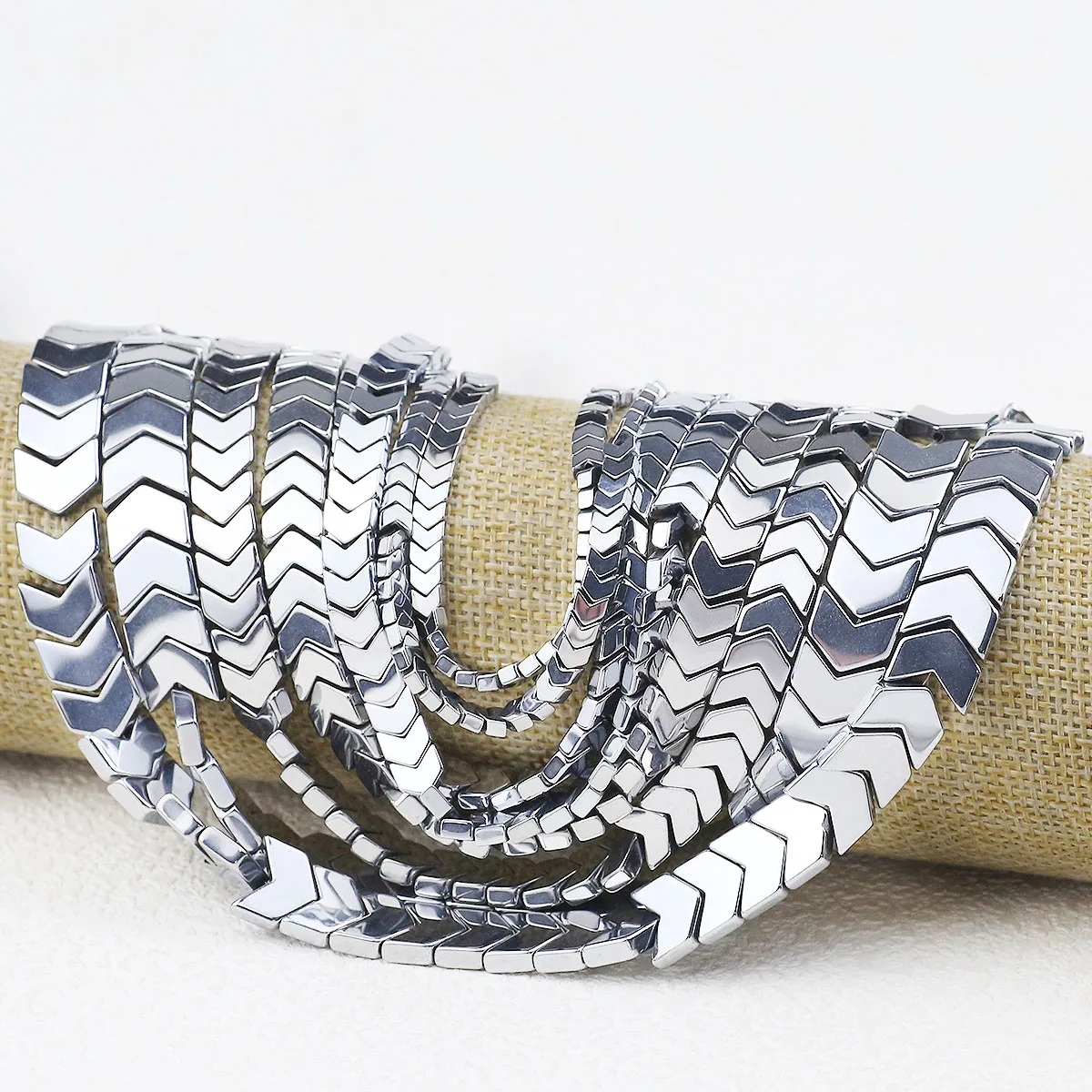 Маленькие бусины из гематита с V-образной стрелкой серебряные отверстием для